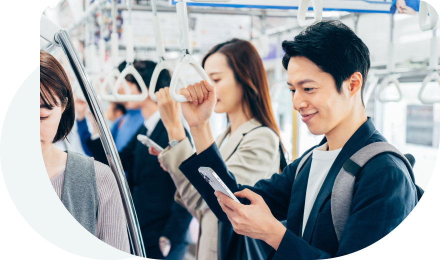 電車でスマホを見る男女