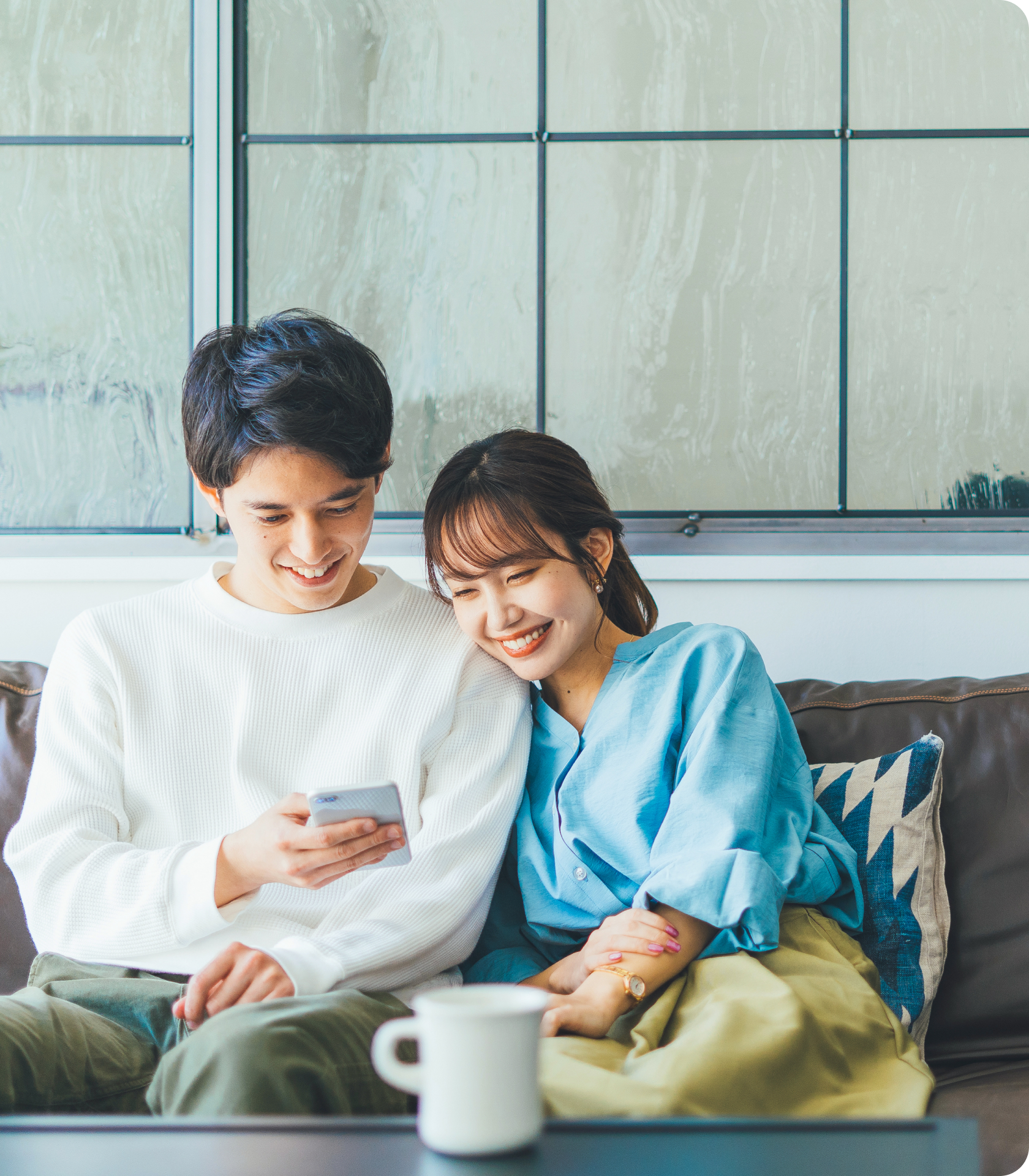 スマホで婚活するカップル